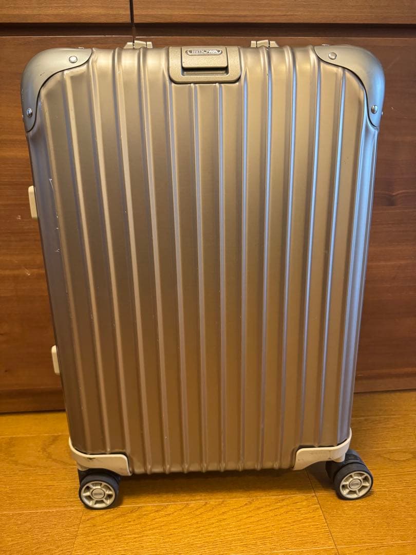 【美品】大人気リモワ30リットル　ゴールドキャリーケース