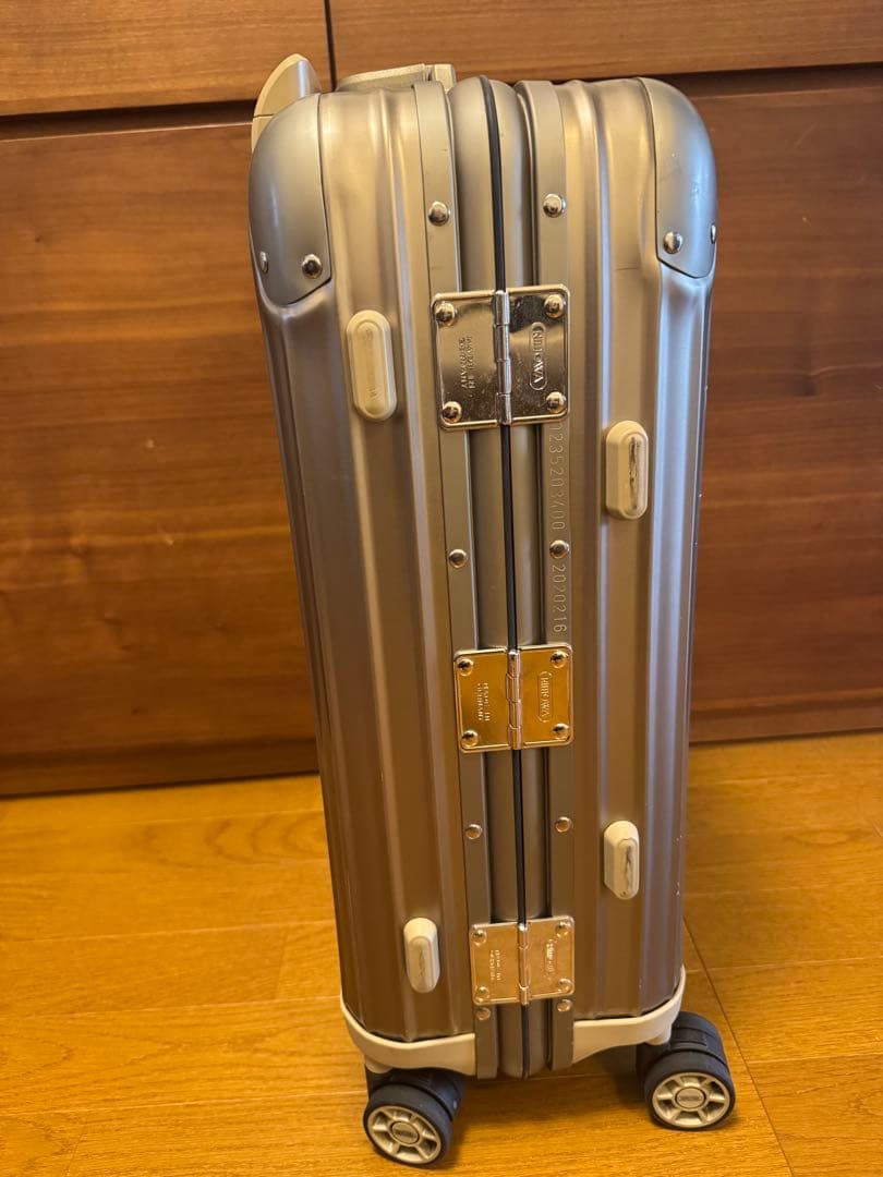 【美品】大人気リモワ30リットル　ゴールドキャリーケース
