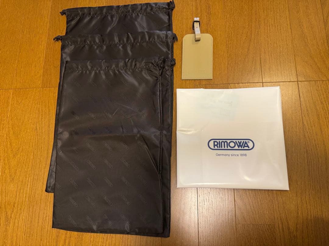 【美品】大人気リモワ30リットル　ゴールドキャリーケース