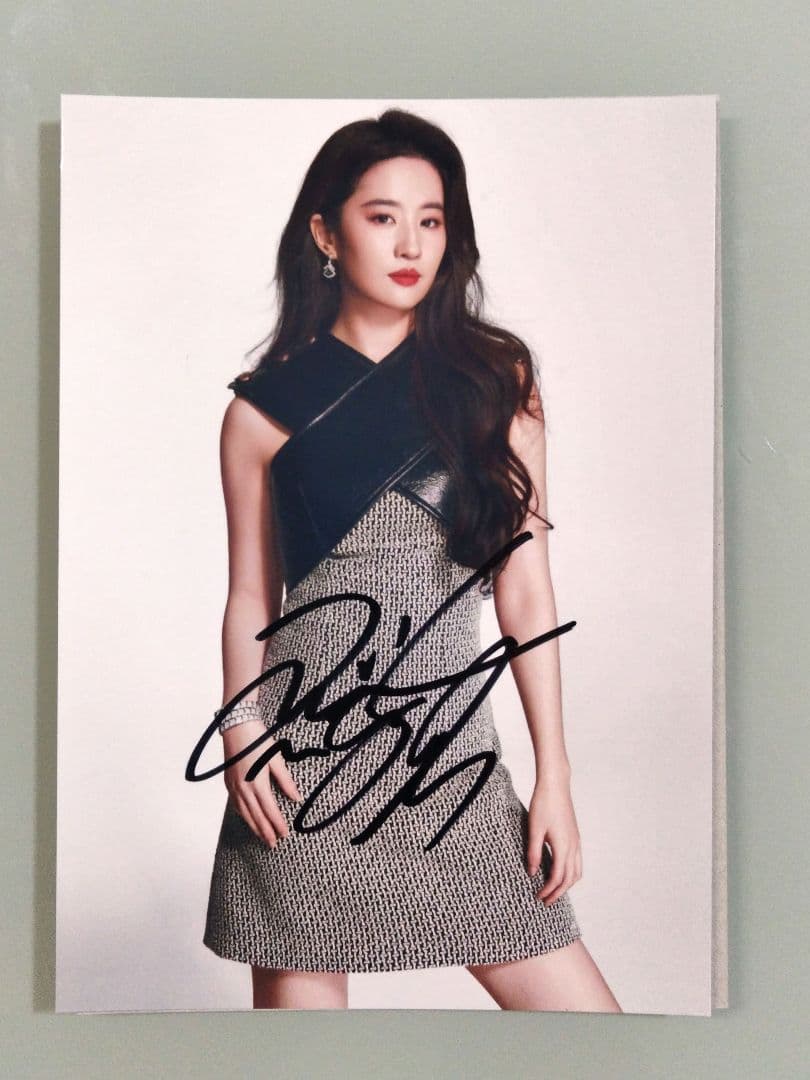 リウ・イーフェイ直筆サイン入り2Lサイズ写真…Liu Yifei