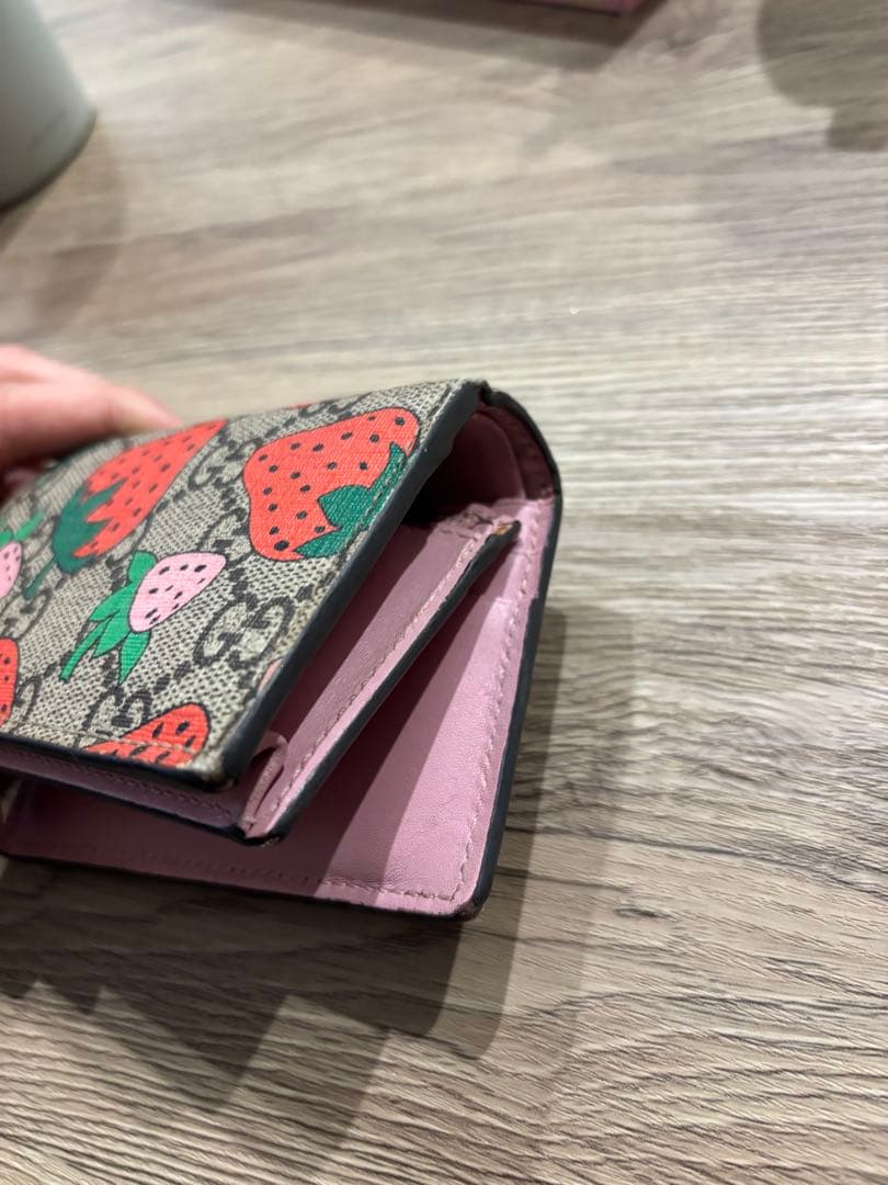 GUCCI いちご柄 二つ折り財布