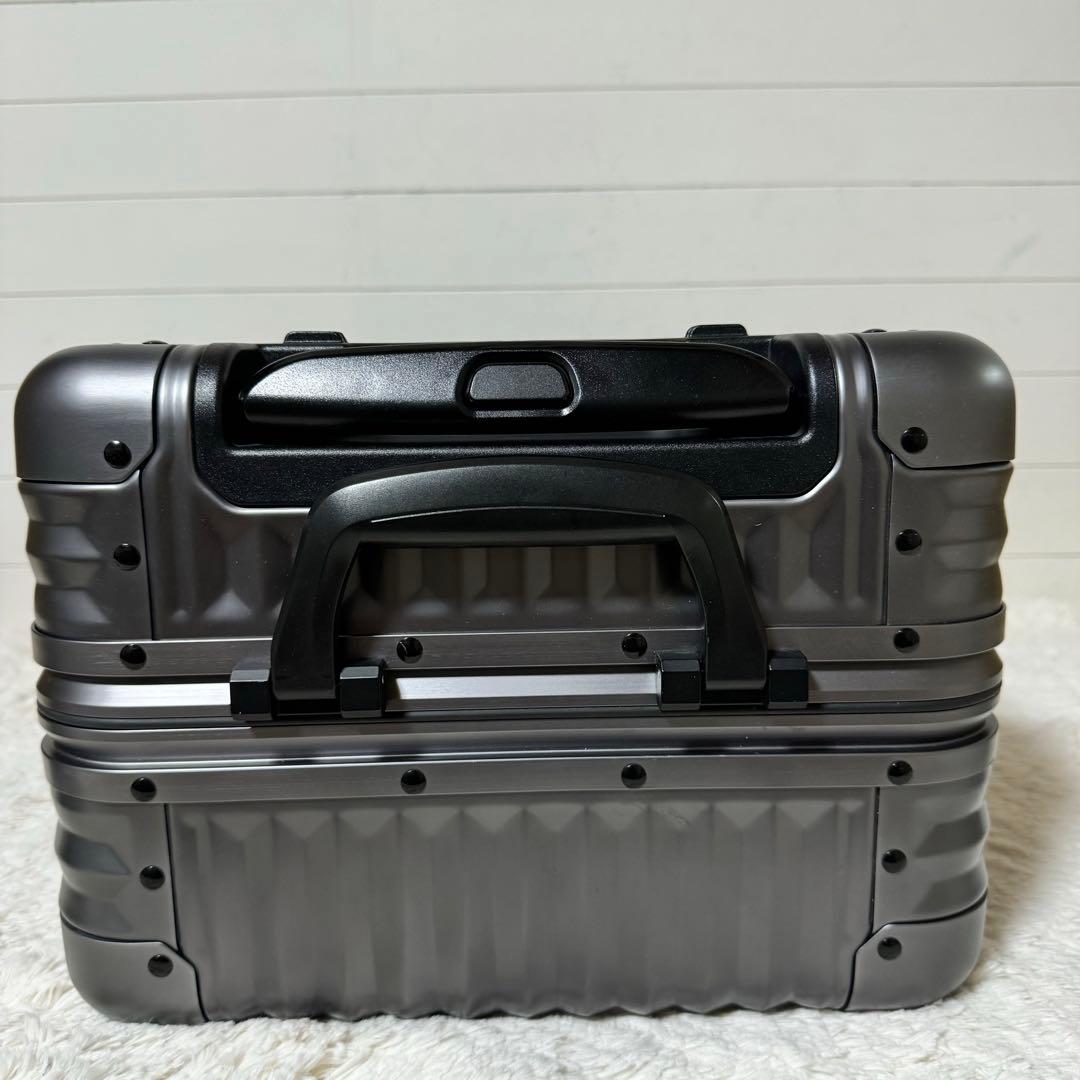 美品✨メルセデスベンツ　AMG スーツケース　4輪　アルミ　キャリーケース