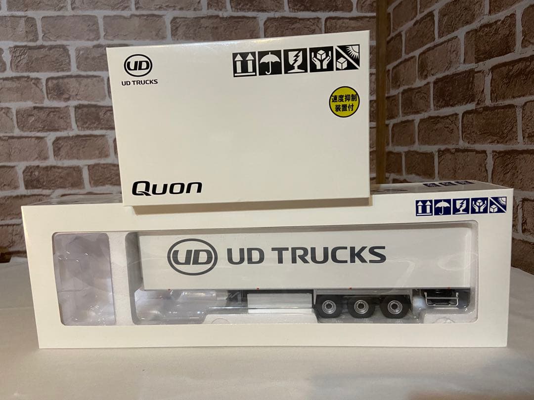 1/43 UDトラックス トラクターヘッド&セミトレーラーセット
