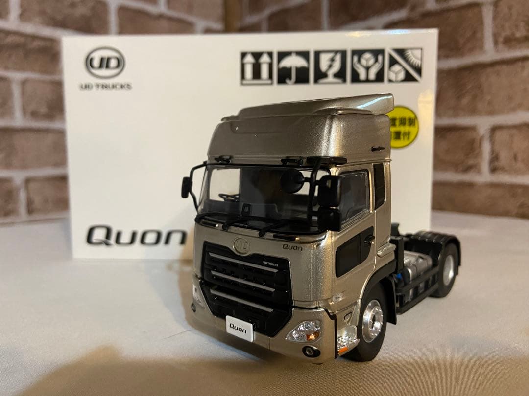 1/43 UDトラックス トラクターヘッド&セミトレーラーセット