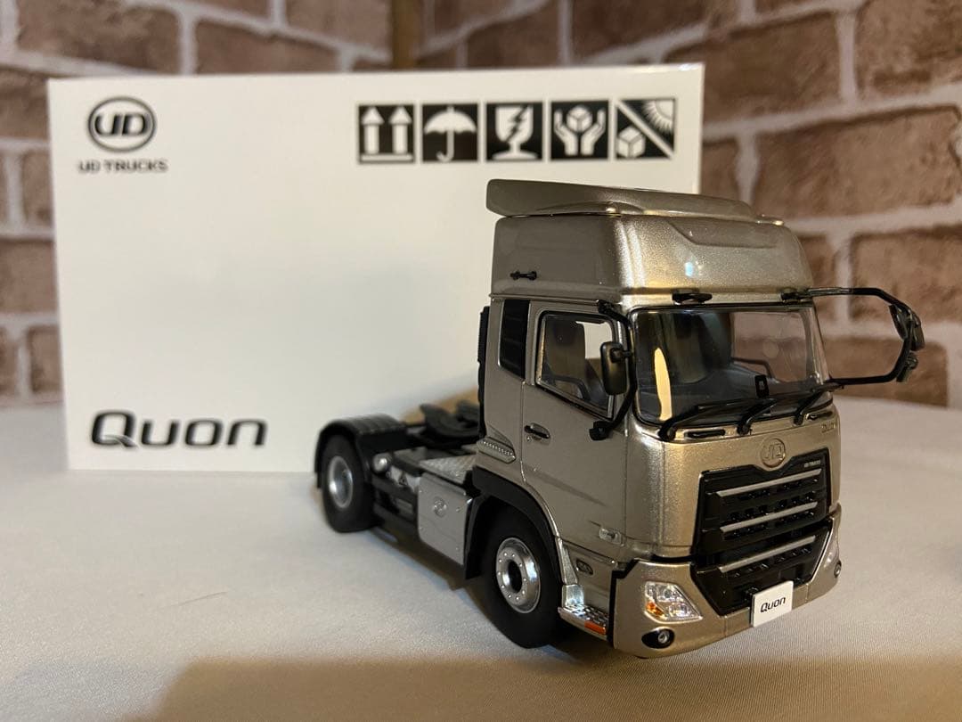 1/43 UDトラックス トラクターヘッド&セミトレーラーセット