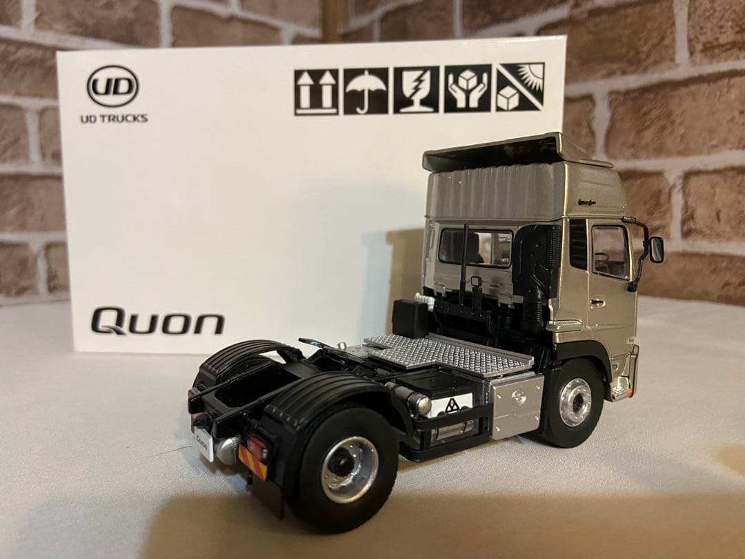 1/43 UDトラックス トラクターヘッド&セミトレーラーセット