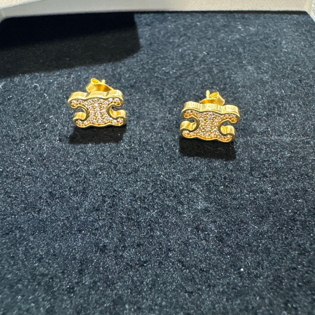 CELINEトリオンフ スタッドピアス