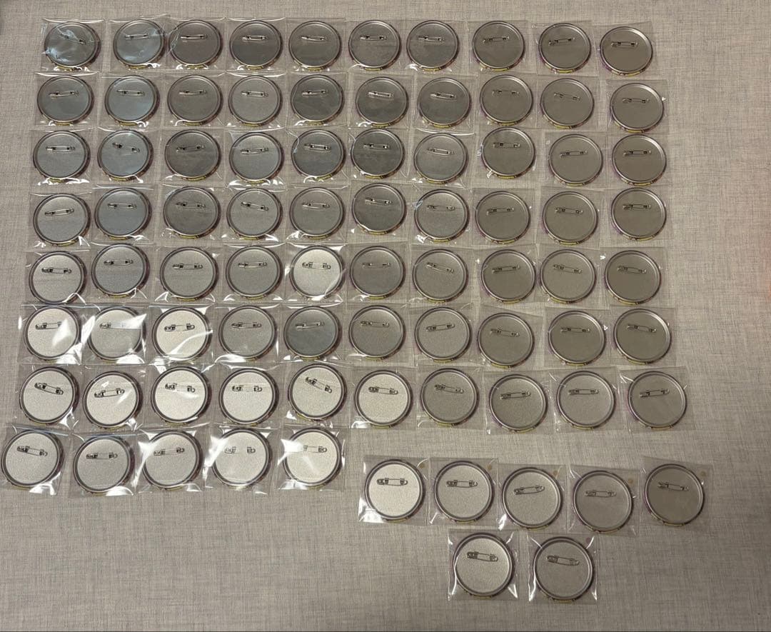 プロセカ　草薙寧々　グリッター缶バッジ　28C バレンタイン