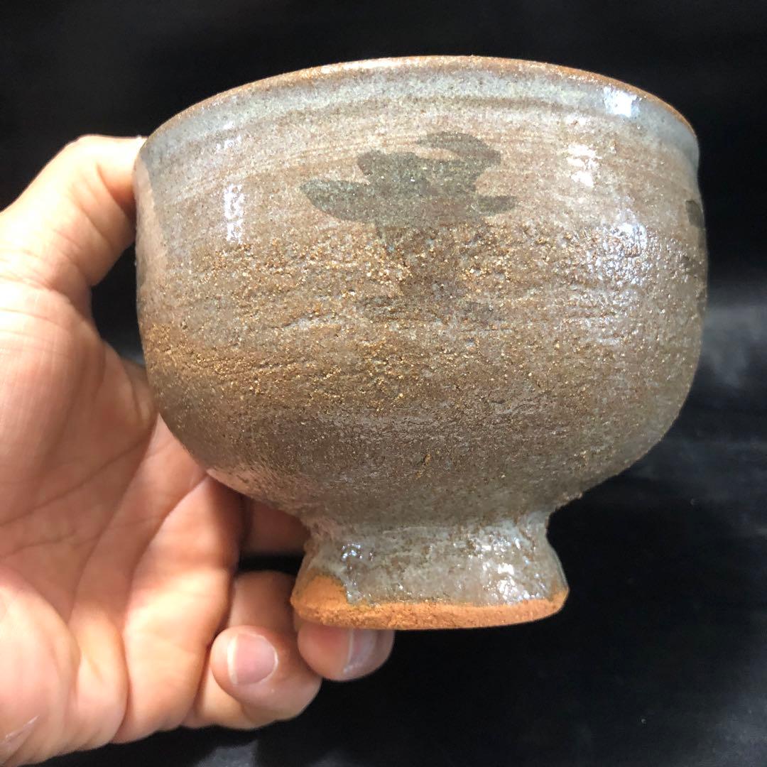 可憐な古美術◾️蔵から高台の高い謎の字が書かれた抹茶茶碗が出てきました。茶道具