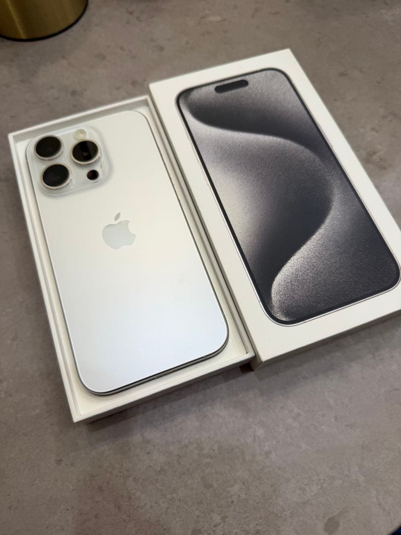 iPhone 15 Pro 256GB ホワイトチタニウム　本体　美品です！