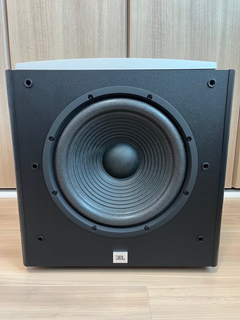 【こまっぷ】JBLのサブウーファー「Arena Sub 100P」