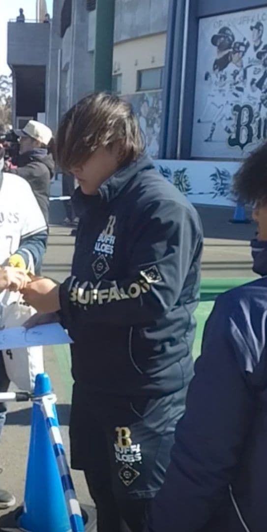 ハ*ィ様 オリックスバファローズ　宮城大弥　直筆サイン色紙　背番号18 野球選手