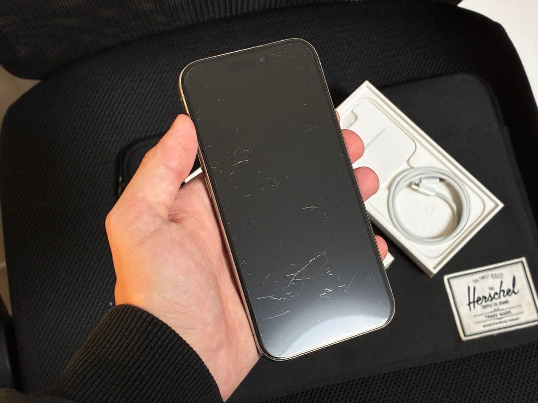 Apple iPhone 15 Pro ナチュラルチタニウム バッテリー87%