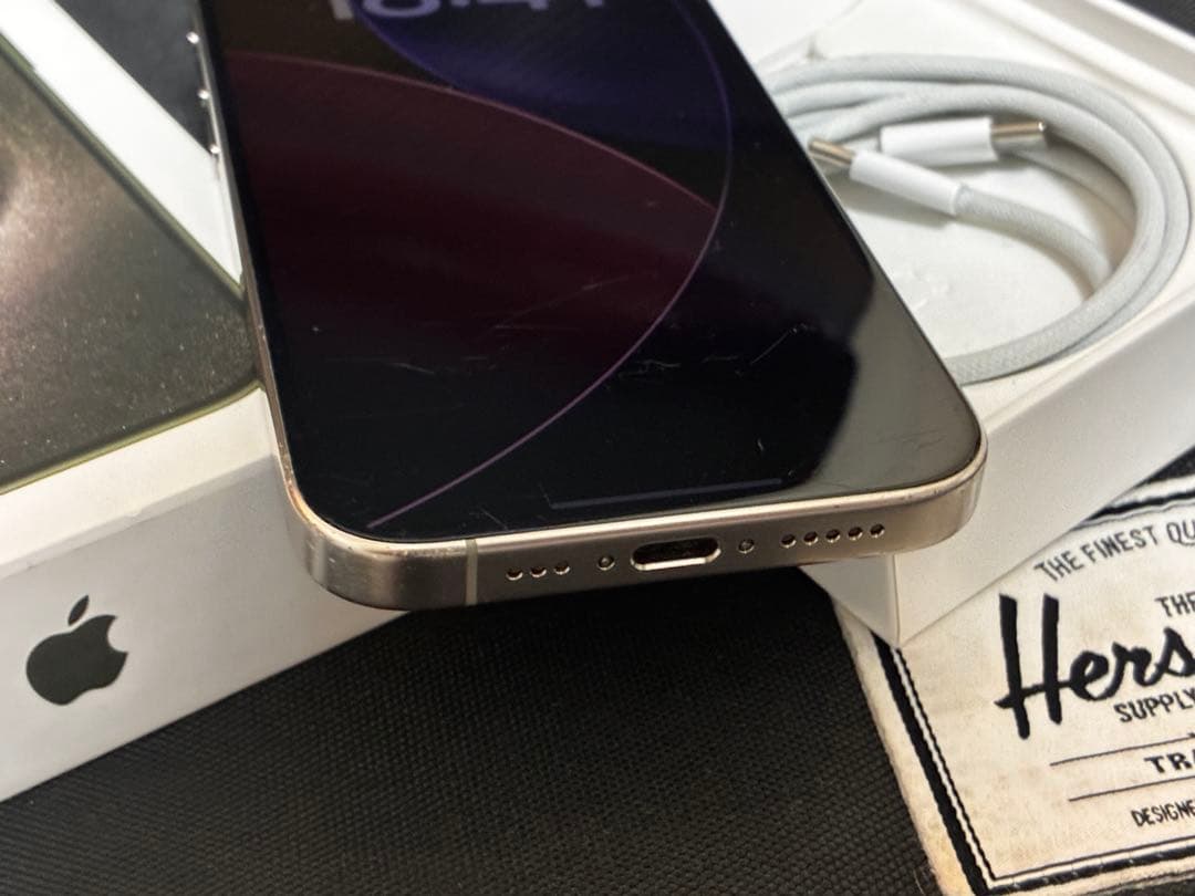 Apple iPhone 15 Pro ナチュラルチタニウム バッテリー87%