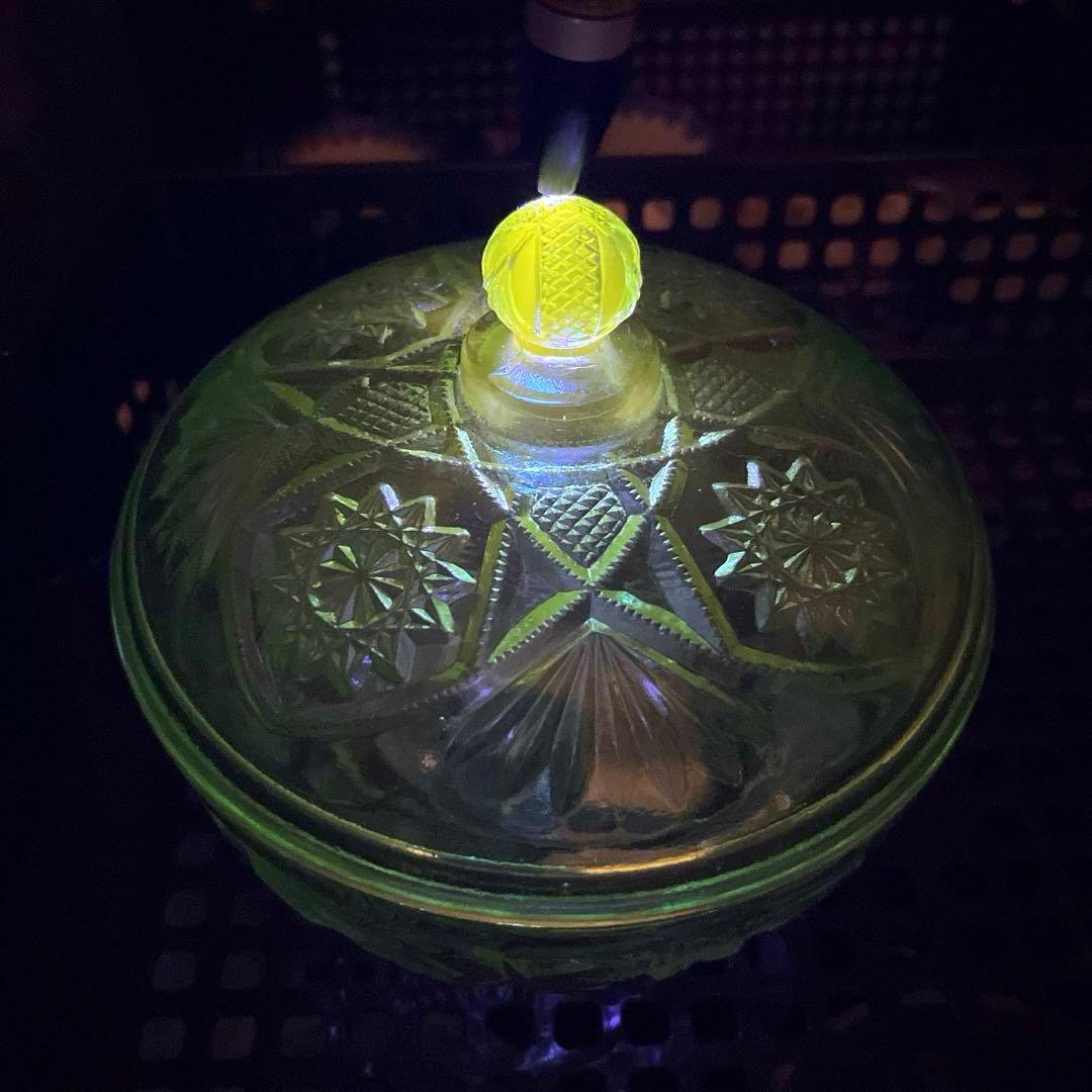 骨董　時代プレスガラス　ライムグリーン　切子調　菓子器　ボンボン入れ　　ウラン