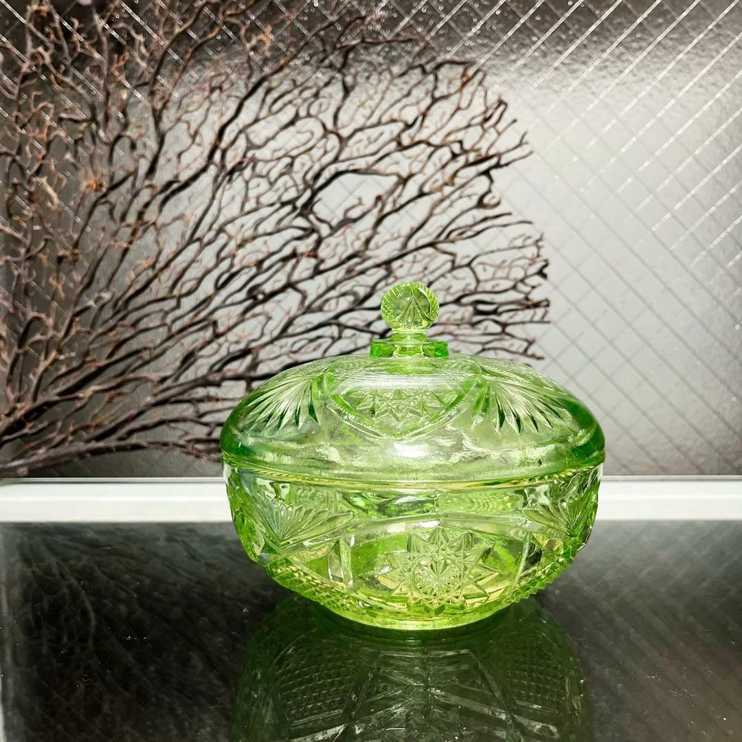 骨董　時代プレスガラス　ライムグリーン　切子調　菓子器　ボンボン入れ　　ウラン