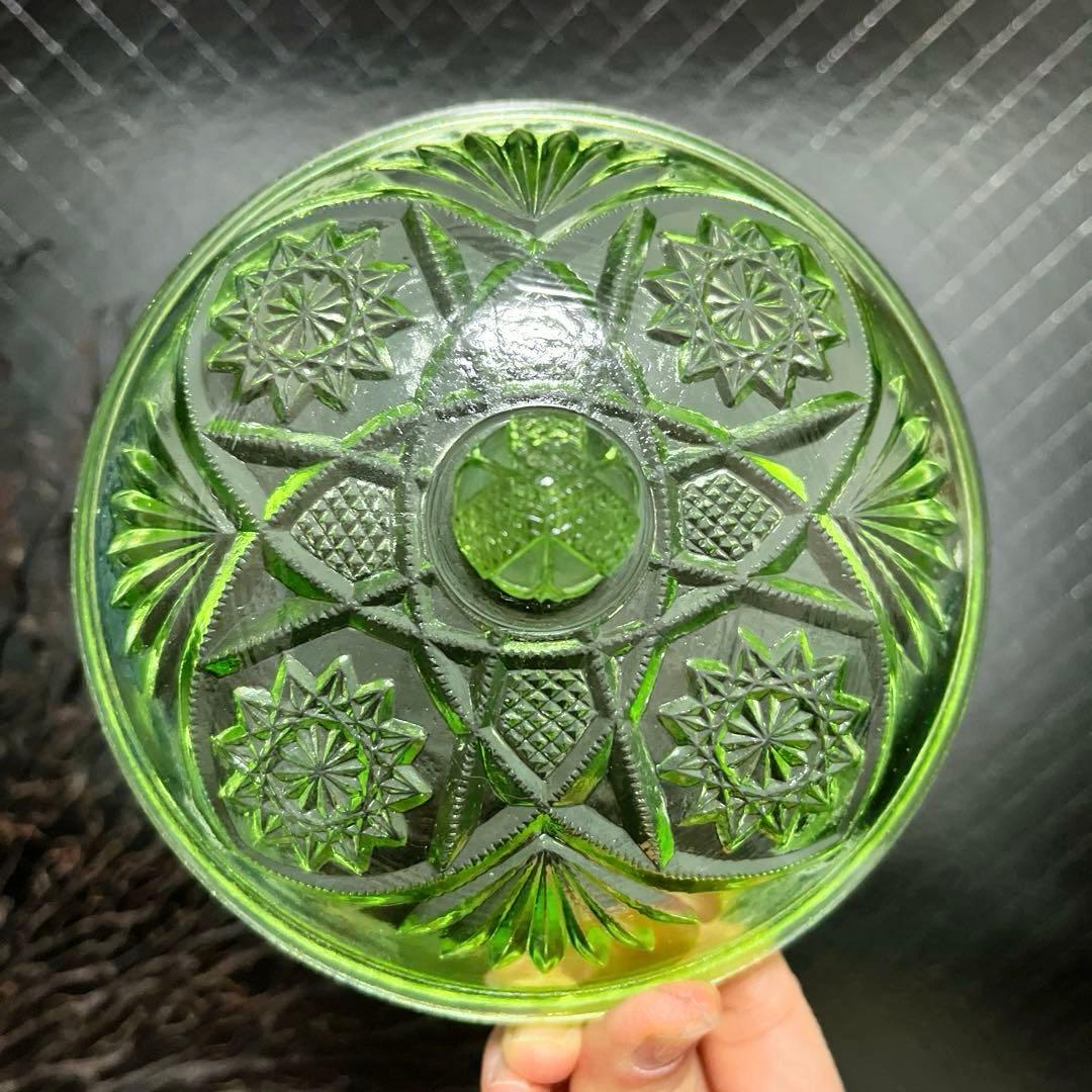 骨董　時代プレスガラス　ライムグリーン　切子調　菓子器　ボンボン入れ　　ウラン