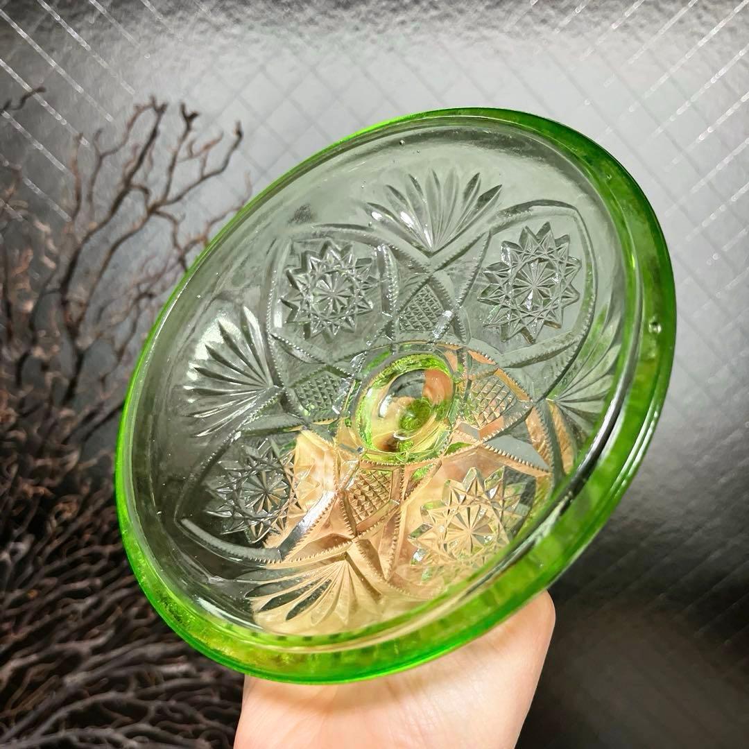 骨董　時代プレスガラス　ライムグリーン　切子調　菓子器　ボンボン入れ　　ウラン
