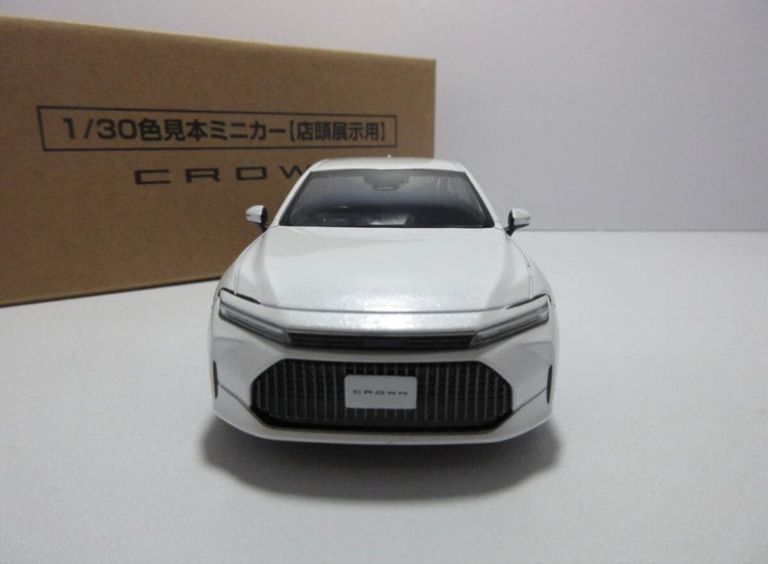 トヨタ　クラウンセダン　ホワイト　カラーサンプル