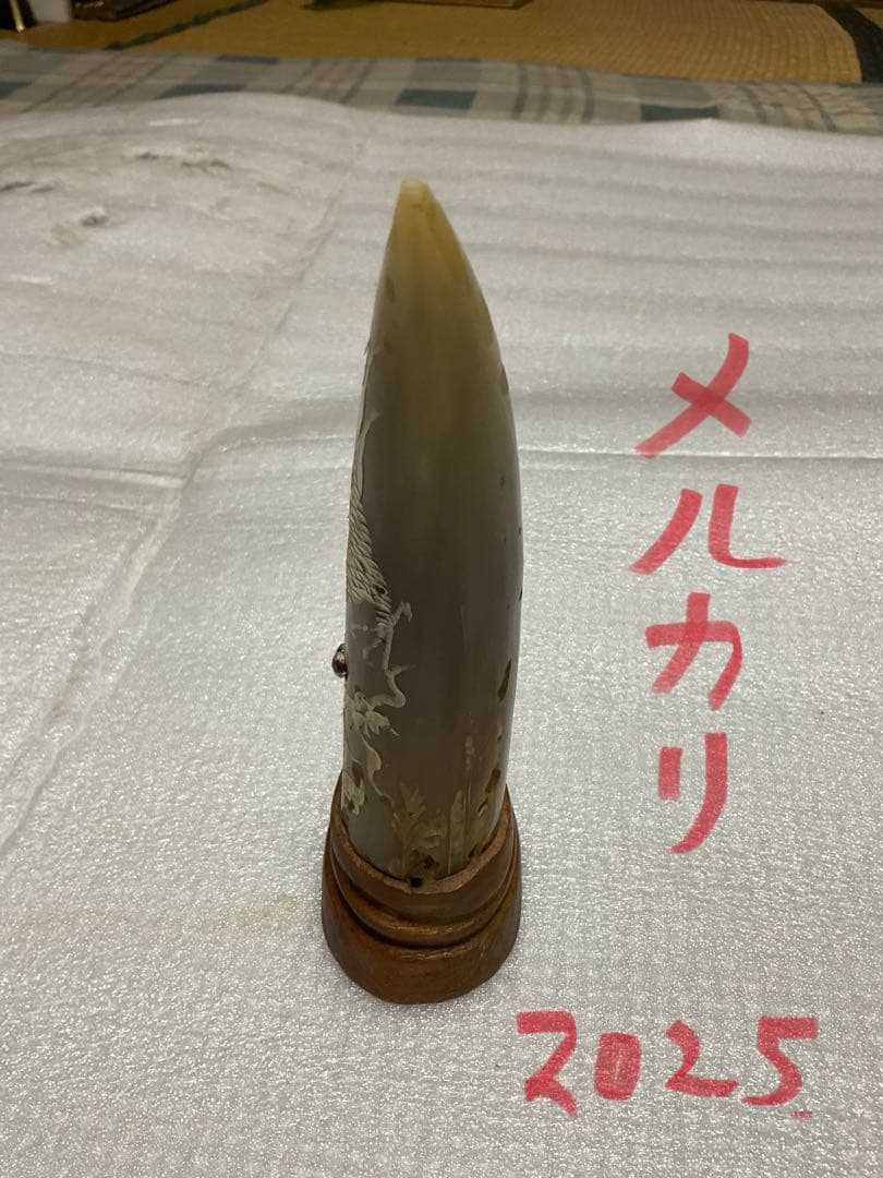 水牛の角の彫物　置物。台座は木製。【角にはドラゴンが彫られております】。