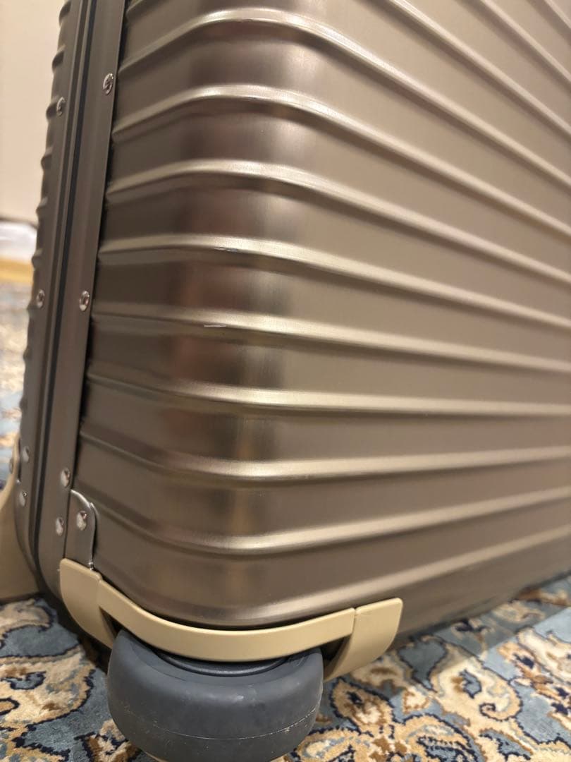 リモワトパーズ　シャンパンゴールド　チタニウム 32L 美品　２輪　RIMOWA