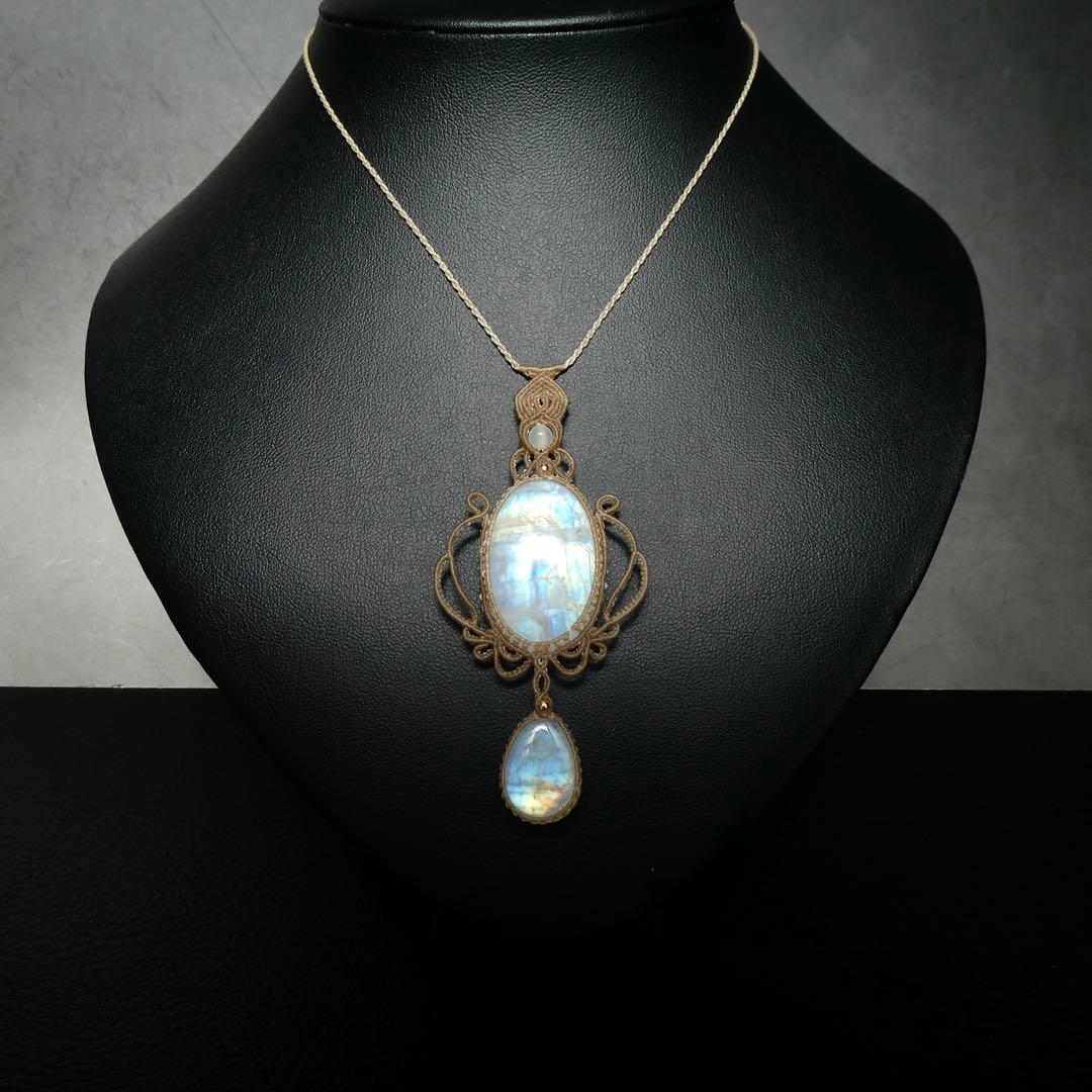 レインボームーンストーンのマクラメネックレス