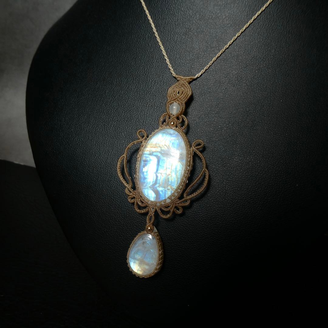 レインボームーンストーンのマクラメネックレス