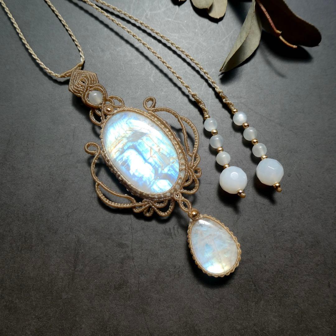 レインボームーンストーンのマクラメネックレス