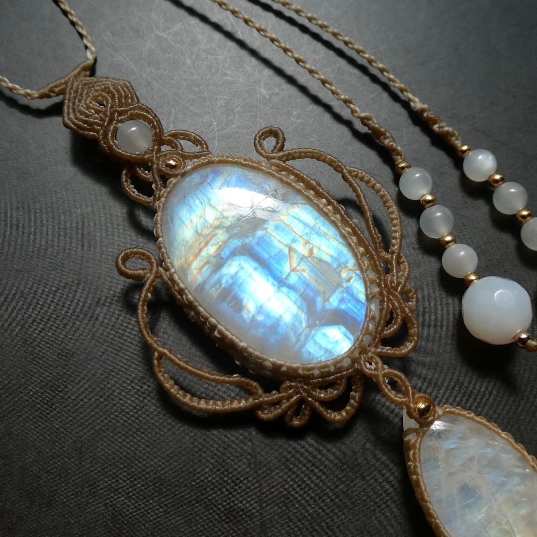 レインボームーンストーンのマクラメネックレス