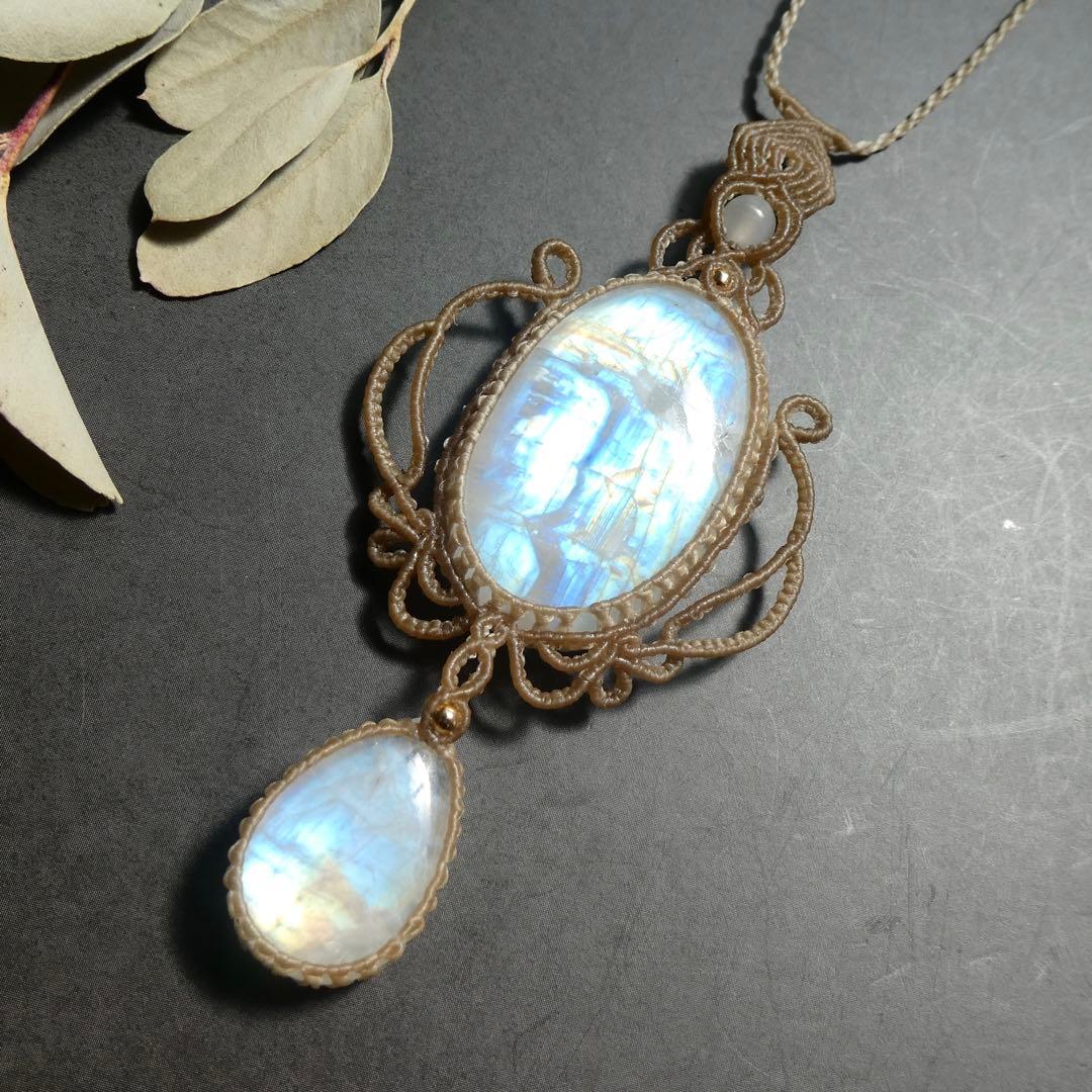 レインボームーンストーンのマクラメネックレス