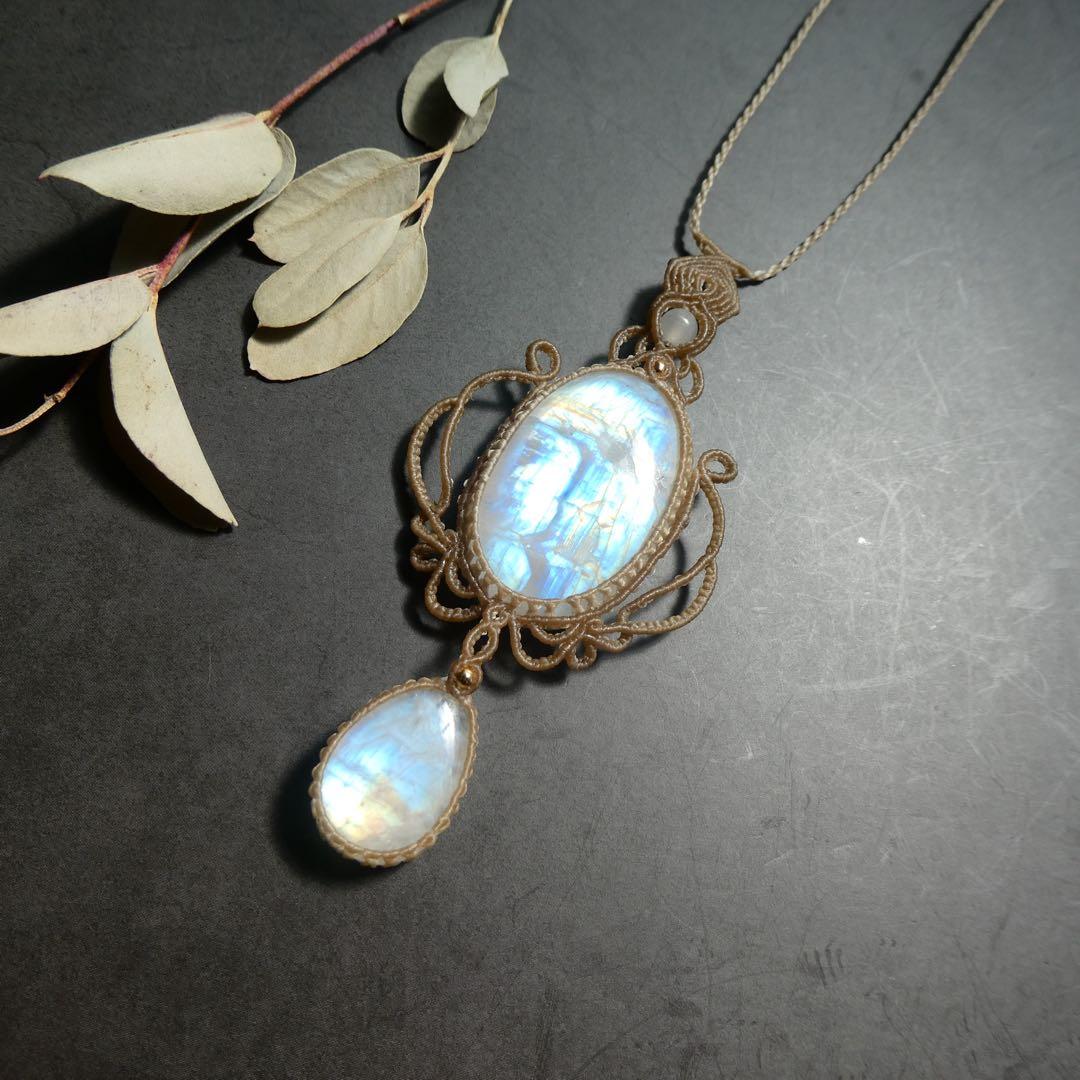 レインボームーンストーンのマクラメネックレス