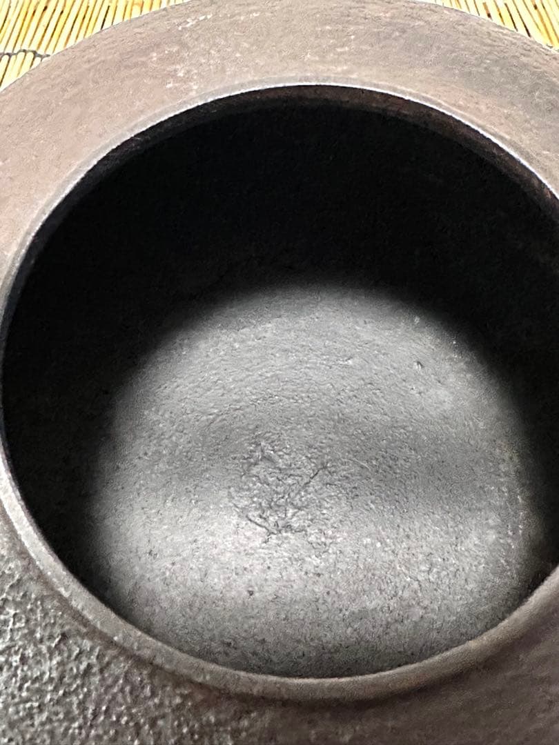 未使用、保管品　岩手県奥州 佐秋鋳造所 佐藤守巨造 真作保証　南部鉄瓶 南部鉄器