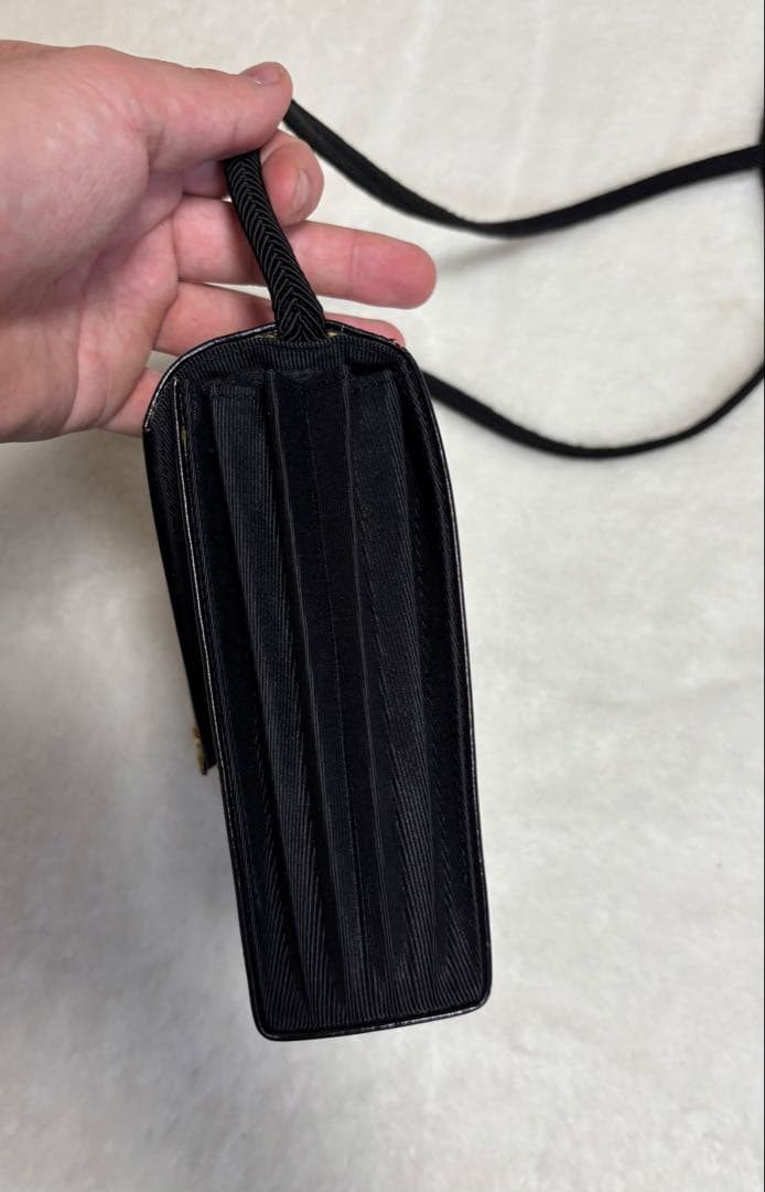 イブ　サンローラン　ショルダーバッグ　ゴールド　ブラック