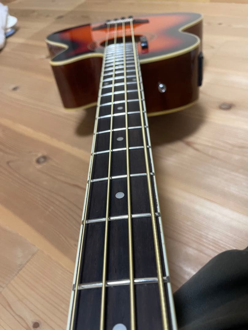 Sepia Crueアコースティックベース サンバースト