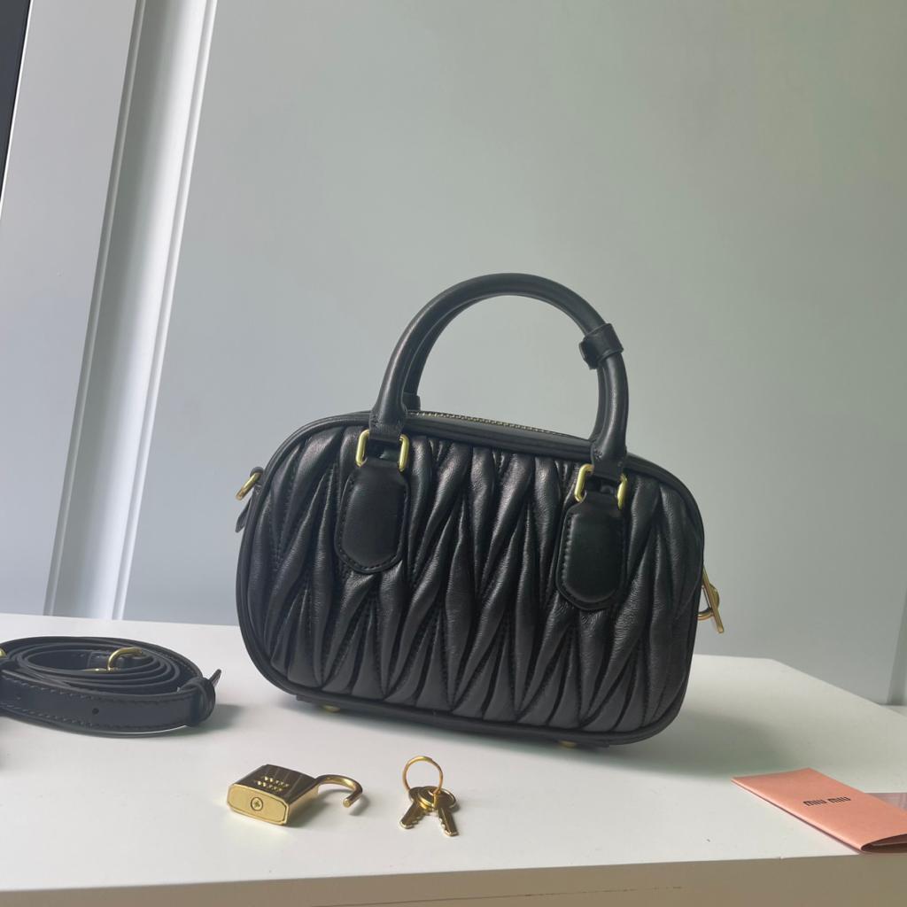 早い者勝ち ブラック キルティングポーチ