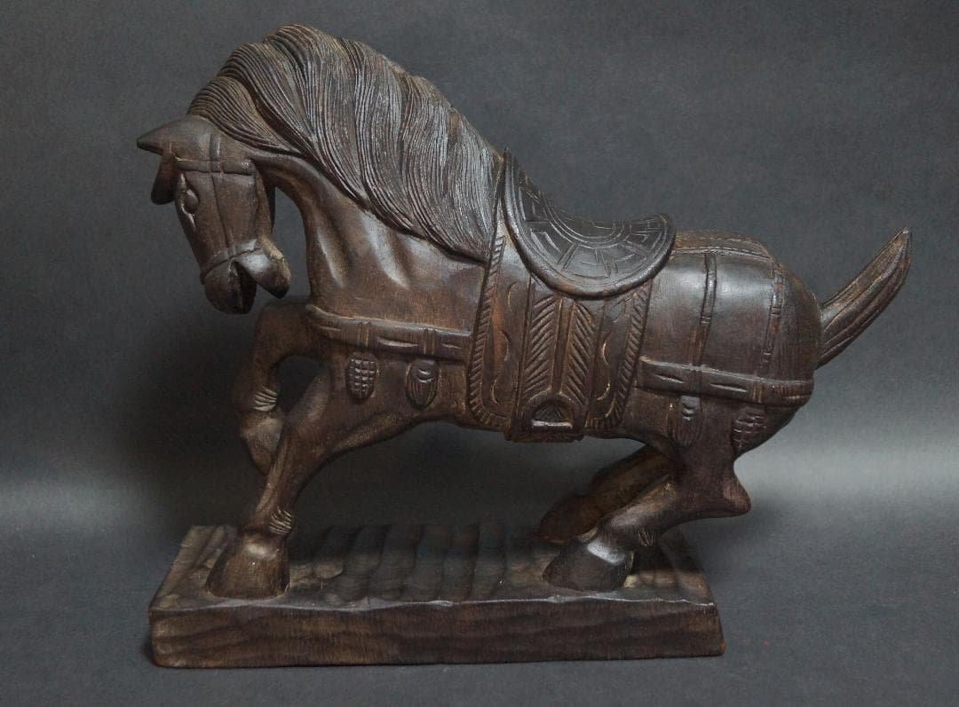 楠製 細工彫り『馬』一刀彫り置物 オブジェ 高さ22cm★時代物★