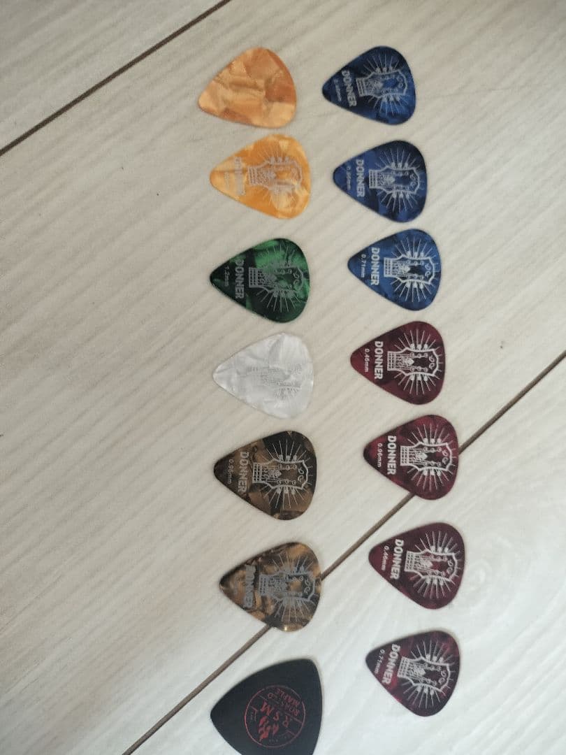 Fender ストラトキャスター グリーン、ピックのセット