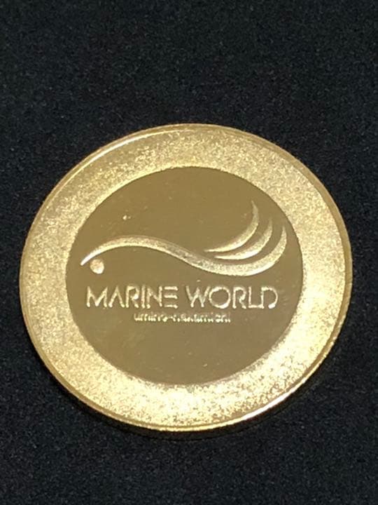 マリンワールド海の中道★イルカ赤☆記念メダル★茶平工業