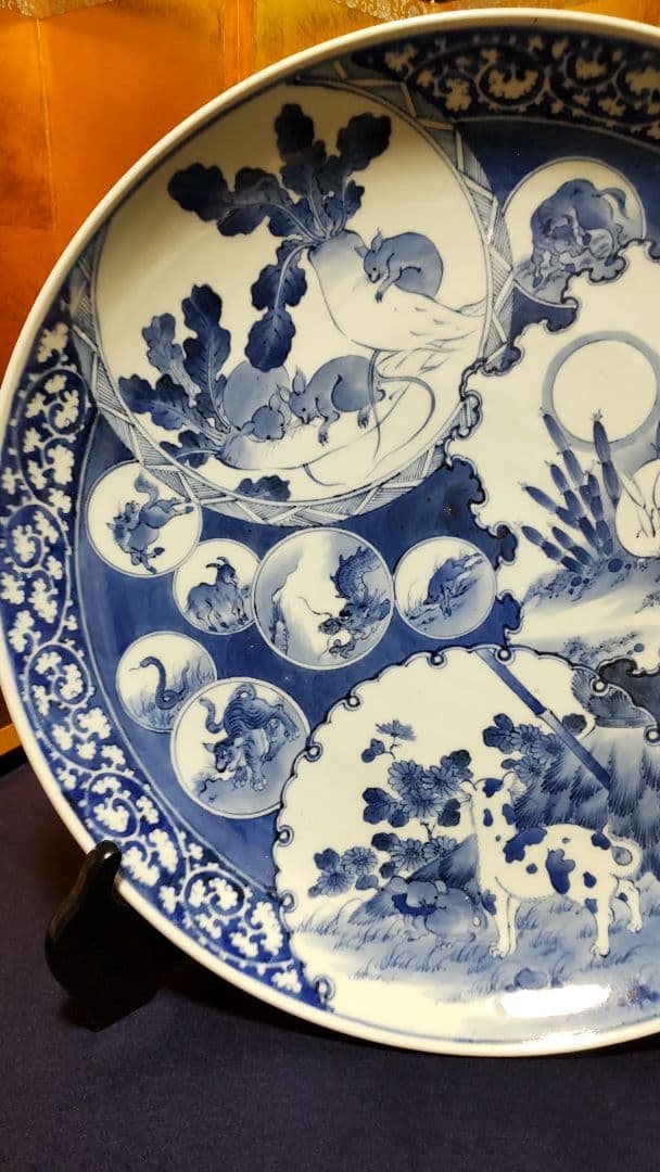 古伊万里　大皿　逆花蛸唐草、十二支文呉須絵大皿です。