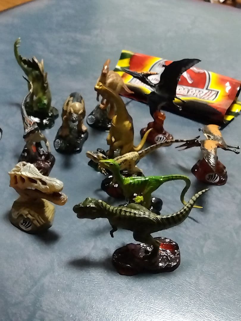 海洋堂　ジュラシックパークⅢ フィギュア&琥珀虫入り＋三葉虫化石（本物）