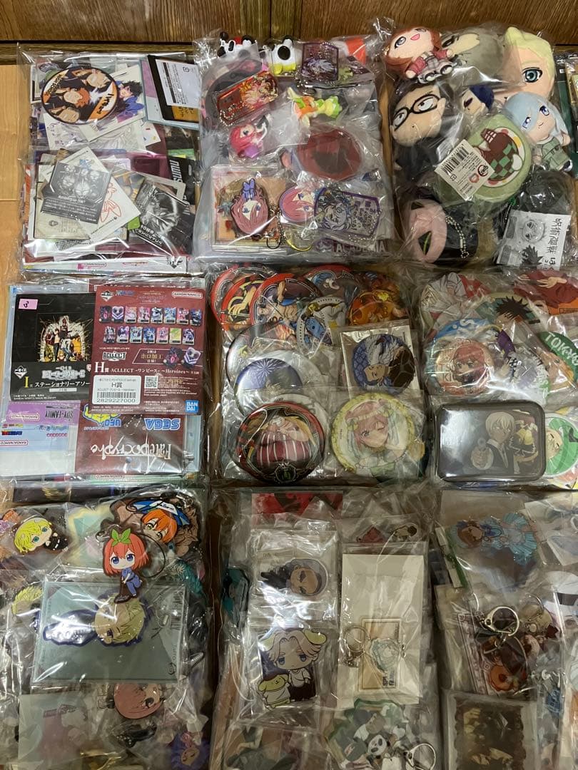 漫画　アニメ　グッズ　缶バッジ　アクリルスタンド　ラバーストラップ　フィギュア