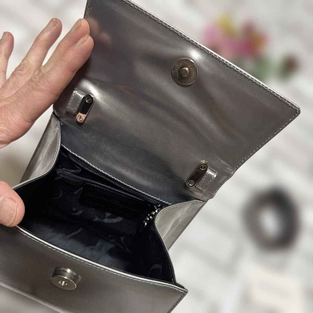 フェラガモ　￼シルバー　￼ミニバッグ