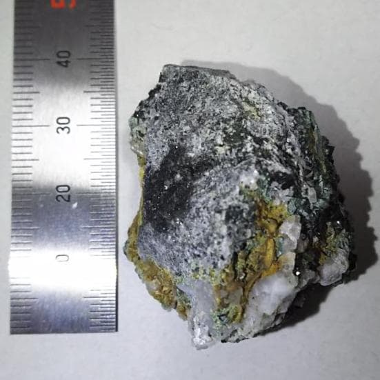 グリーンガーネット（デマントイド？）の母岩付き原石（パキスタン産）