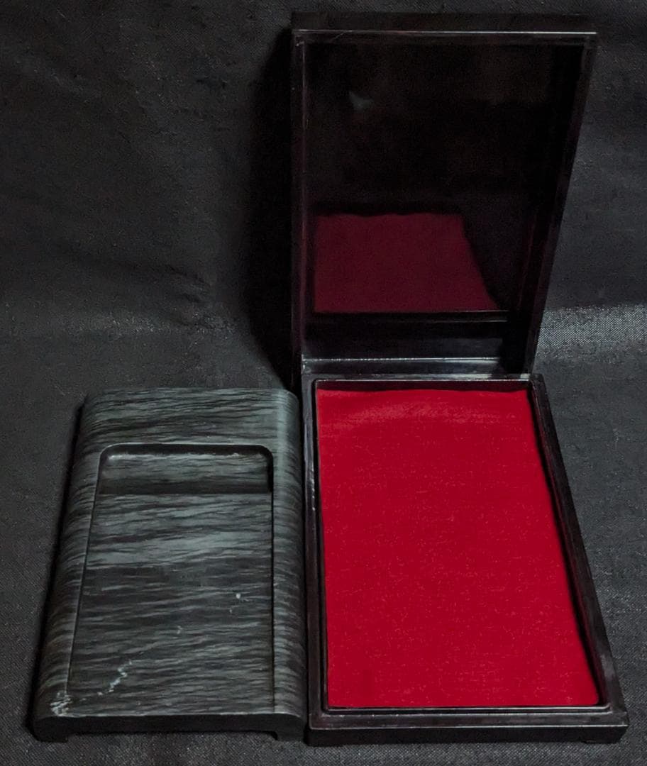 【ヘコ】　　◆歙州抄手硯（水波眉子紋・銀花紋／十吋／唐木箱）◆書画筆6本