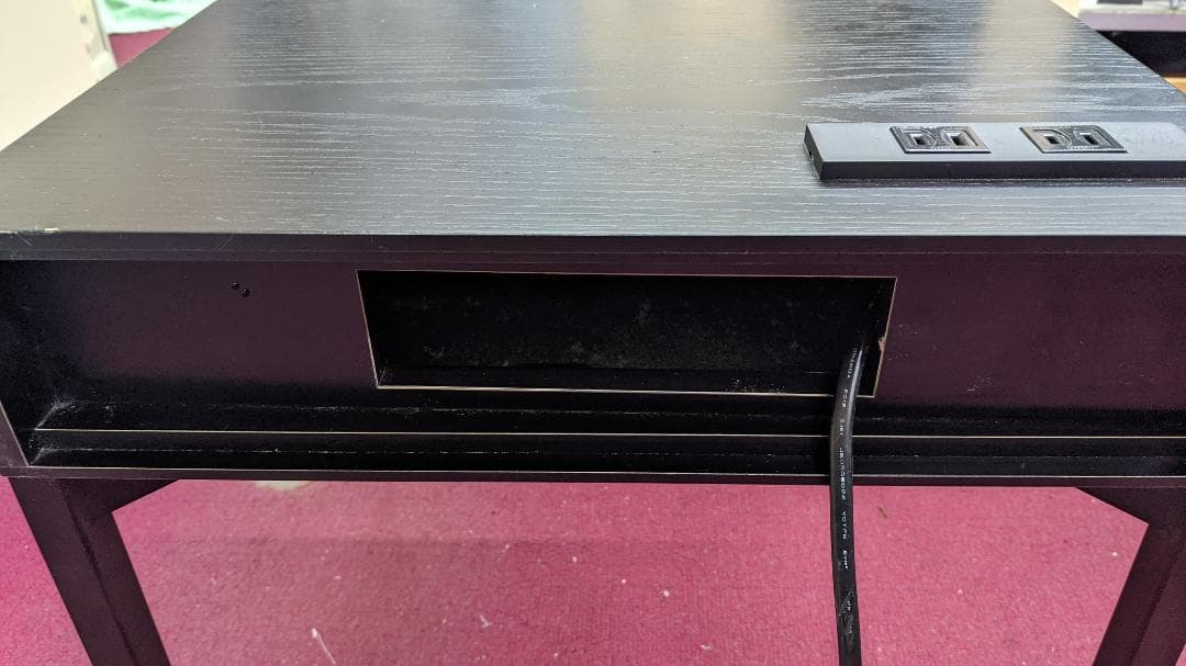 CASSINA IXC ベッドサイドテーブル