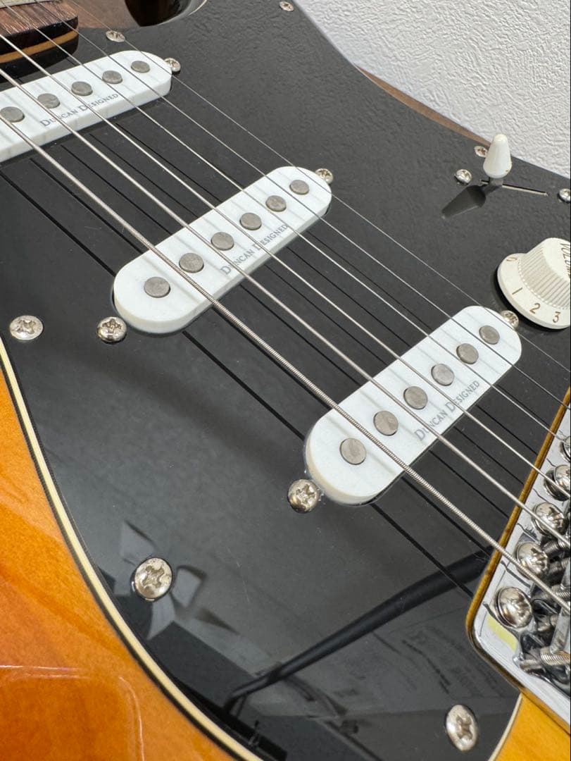 Squier ストラトキャスター サンバースト/ピックガードブラック