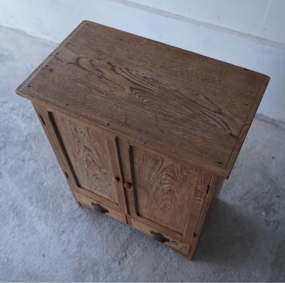 開き戸のキャビネット