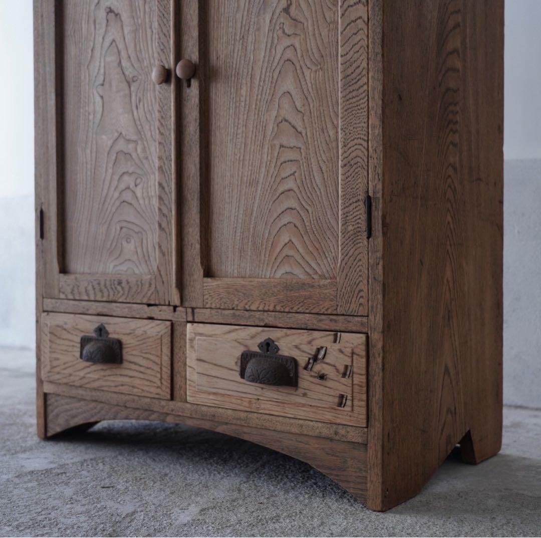 開き戸のキャビネット