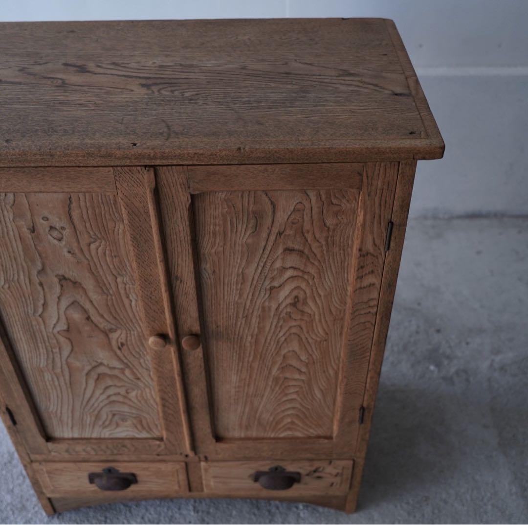 開き戸のキャビネット