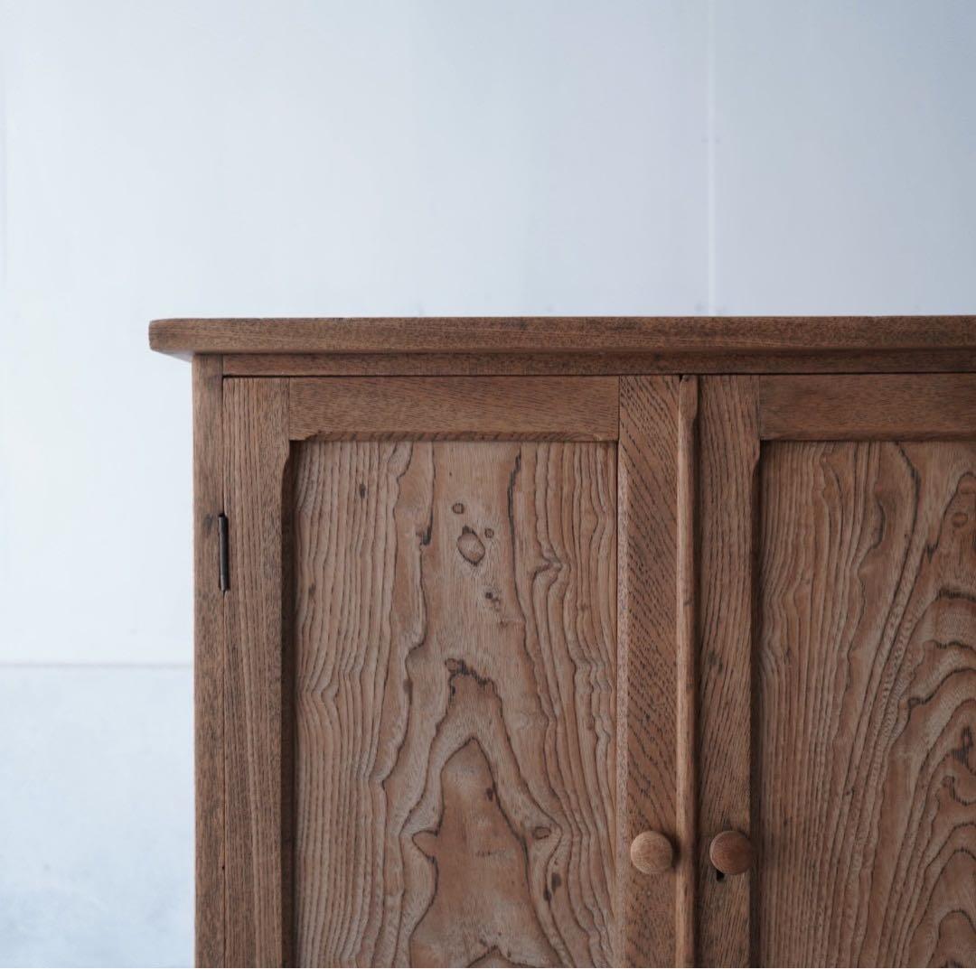 開き戸のキャビネット